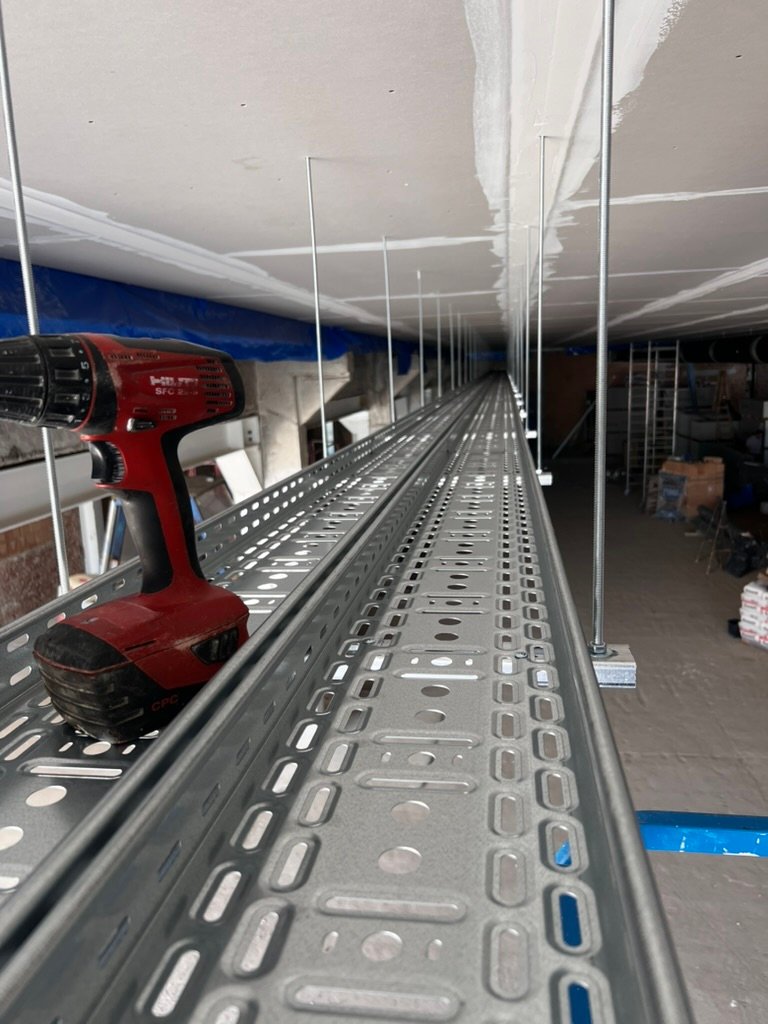 Elektromos nyomvonal építése és tálcázás Várpalotán