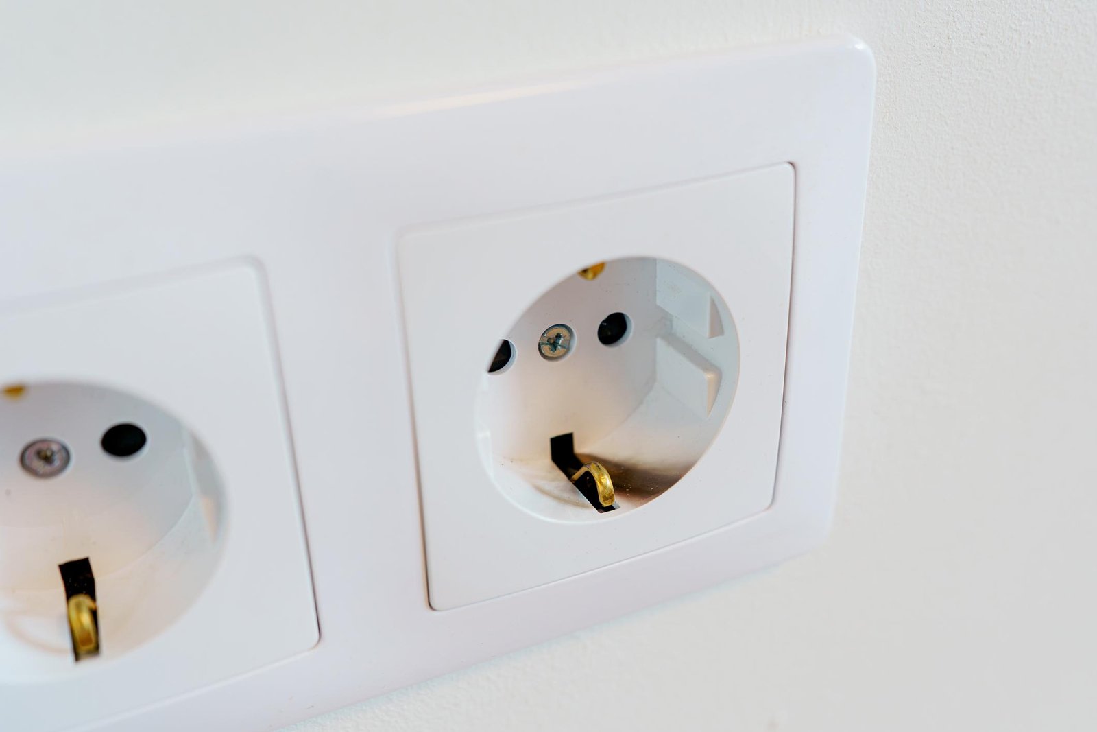 Elszíneződött konnektor, amely elektromos ellenőrzést igényelhet